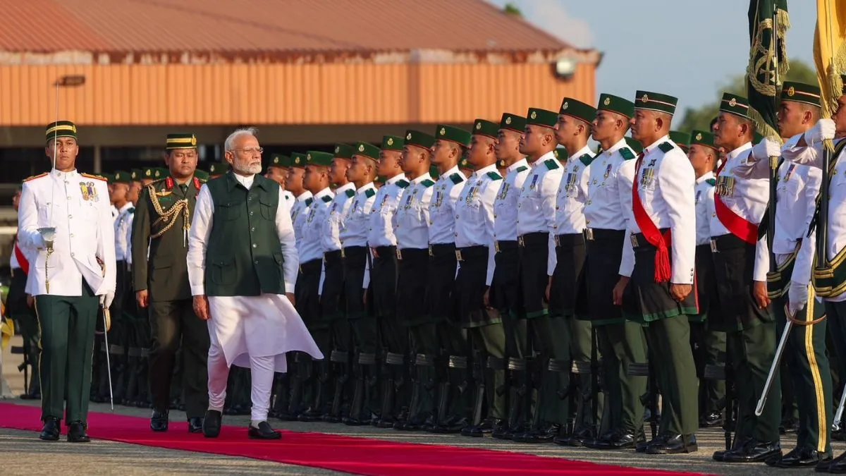 pm-modi-arrives-in-brunei-darussalam-receives-grand-welcome-on-historic-first-visit